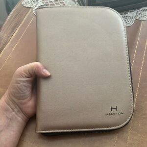 Halston full zip jewelry keeper new.